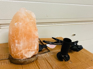 Ca. 18x Himalaya zoutlampen met houten voet, oranje