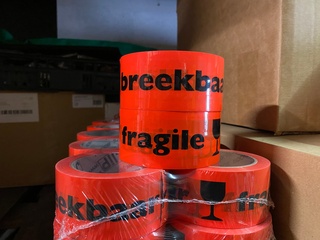 Ca. 60x Rol plakband met tekst breekbaar, bruin