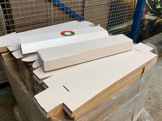 Pallet  ca. 900 stansdozen 65x12x7cm, wit