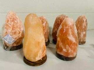 Ca. 26x Himalaya zoutlampen met houten voet, oranje