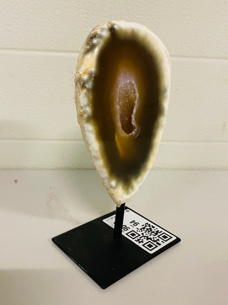Agaat geode op metalen standaard