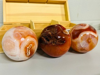 3x Carneool bollen in houten bak