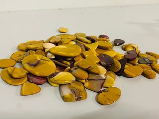 Ca. 100x Mookaiet cabuchons