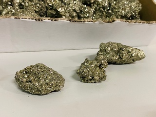 Ca. 100x Pyriet clusters