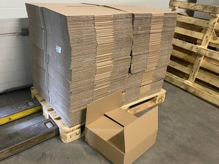 Ca. 200x Verzenddozen 39x39x14cm dubbelgolf, bruin