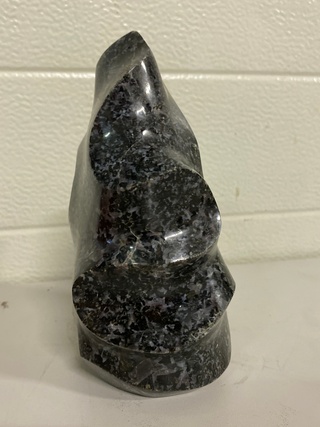 Mystic Merliniet sculptuur vlamvorm