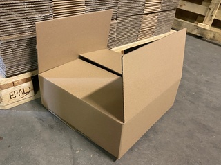 Ca. 200x Verzenddozen 39x39x14cm dubbelgolf, bruin