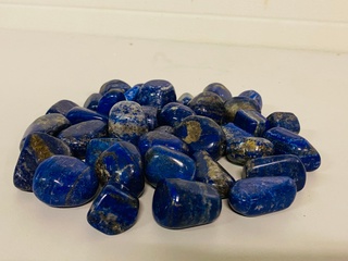 Ca. 1 kilo Lapis Lazuli trommelstenen L/XL
