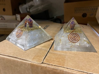 Ca. 20x Orgonietpiramide 75 mm met edelsteen en koper