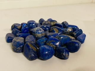 Ca. 1 kilo Lapis Lazuli trommelstenen L/XL