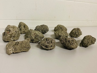 Ca. 11x Pyriet clusters