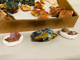 Doos met 43 stuks diverse mineralen
