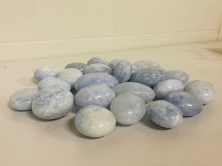 Ca. 24x Calciet blauw handsteen