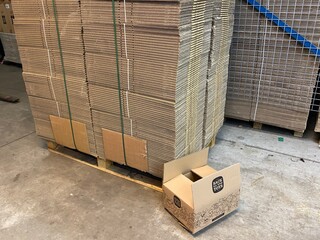 Ca. 300x Verzenddozen 35x27x14cm dubbelgolf, bruin