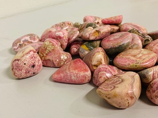 Ca. 1 kilo Rhodochrosiet trommelsteen XL