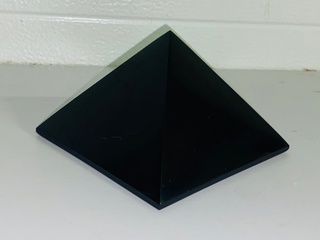 Shungiet piramide gepolijst