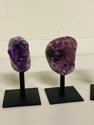 6x Amethist op metalen standaard