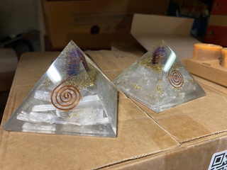 Ca. 20x Orgonietpiramide 75 mm met edelsteen en koper