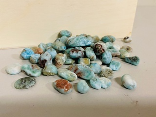 Ca. 1 kilo Larimar trommelsteen