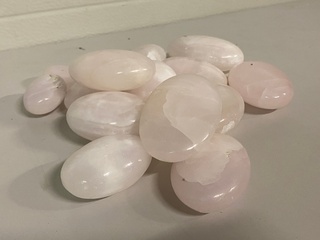 Ca. 16x Manganocalciet handsteen