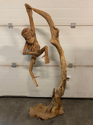 Groot decoratiestuk hangende aan teak hout