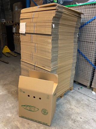 Ca. 145x Grote verzenddozen Euro 60 dubbelgolf, bruin