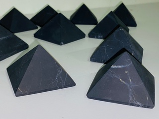Ca. 12x Shungiet piramide ongepolijst
