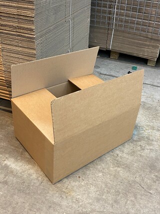 Ca. 200x Verzenddozen 53x38x23cm, bruin