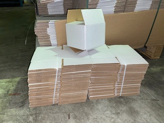 Ca. 1200x Verzenddoosjes 13x12x10cm, wit