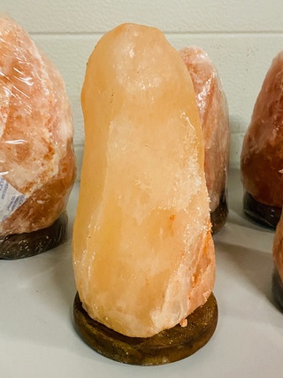 Ca. 26x Himalaya zoutlampen met houten voet, oranje