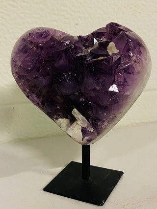 Amethist hart op metalen standaard