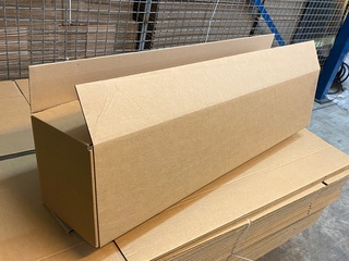 Ca. 90x Lange verzenddozen 105x23x23cm dubbelgolf, bruin