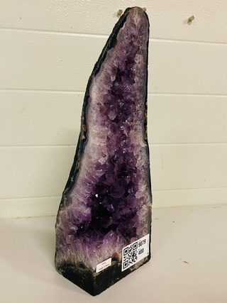 Amethist geode met Chalcedoon rand
