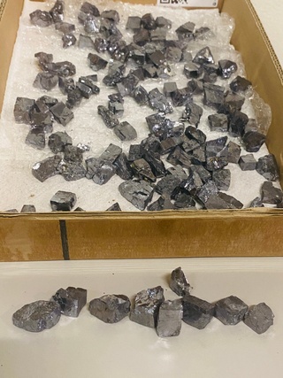 Ca. 145x Galeniet brokjes