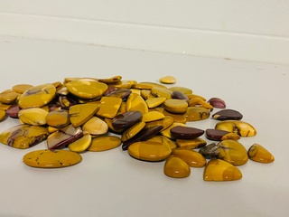 Ca. 100x Mookaiet cabuchons