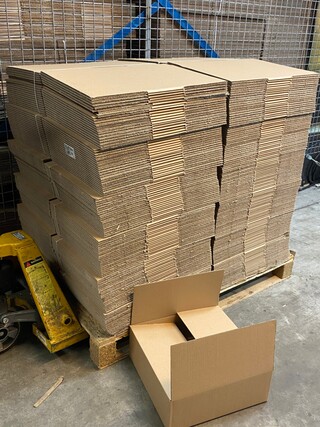 Ca. 240x Verzenddozen 39x39x14cm dubbelgolf, bruin