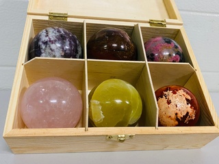 6x Edelsteenbollen in houten kist