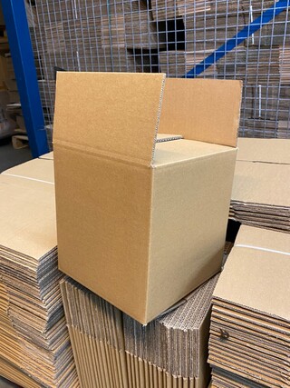 Ca. 300x Verzenddozen 22x22x24cm dubbelgolf, bruin