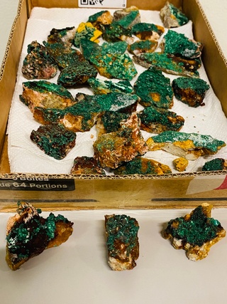 Ca. 33x Malachiet brokjes