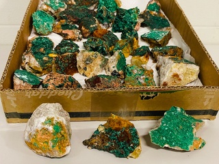Ca. 38x Malachiet brokjes
