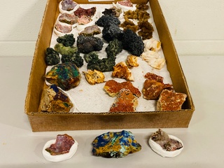Doos met 43 stuks diverse mineralen