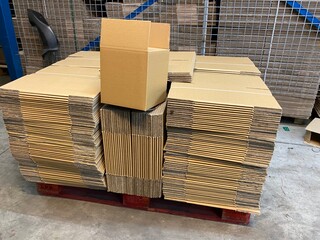 Ca. 300x Verzenddozen 22x22x24cm dubbelgolf, bruin