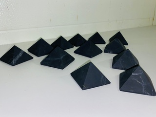 Ca. 12x Shungiet piramide ongepolijst