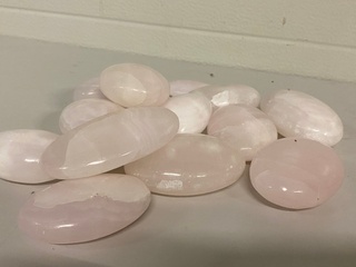 Ca. 16x Manganocalciet handsteen