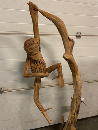 Groot decoratiestuk hangende aan teak hout