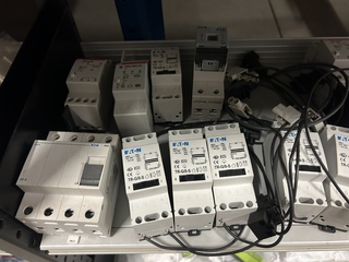24x Elektrotechnische schakelcomponenten W.o. Eaton, Schneider, Honeyw