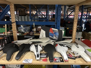 18x Fietsonderdelen en accessoires w.o. racefietszadels W.o. Prologo,