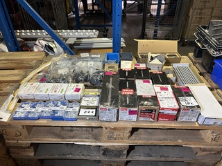 Ca. 40x Bouwmarkt artikelen w.o. diverse soorten schroeven, nagelklemm