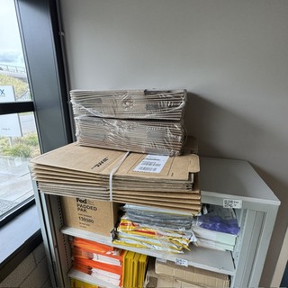 Partij verzendzakken, enveloppen en dozen, DHL, TNT  En Fed EX