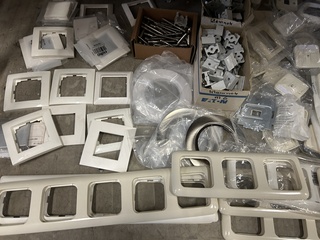 Partij bouwmarkt artikelen w.o. afdekramen, PVC beugels, W.o. Walraven